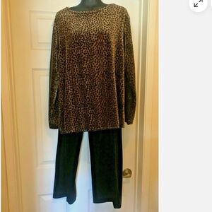Valerie Stevens 2 Pc Lounge Set Velour Leopard top & black pants, Size S